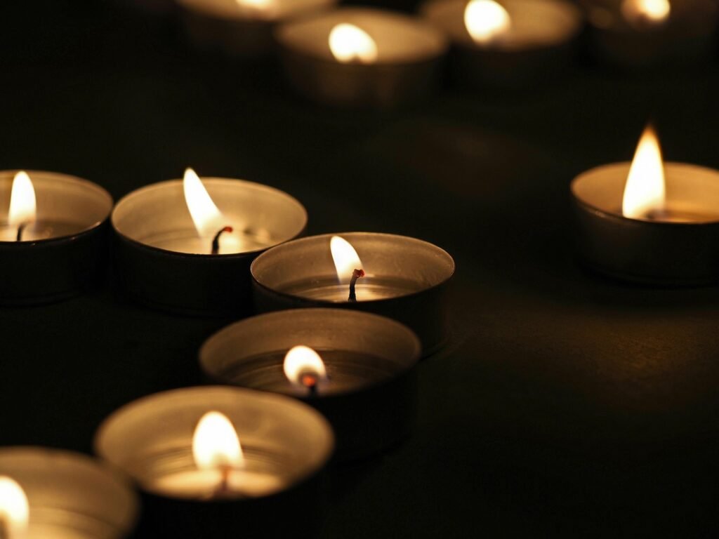 Bougies allumées dans une lumière douce, image de l’intériorité et de la conscience de soi