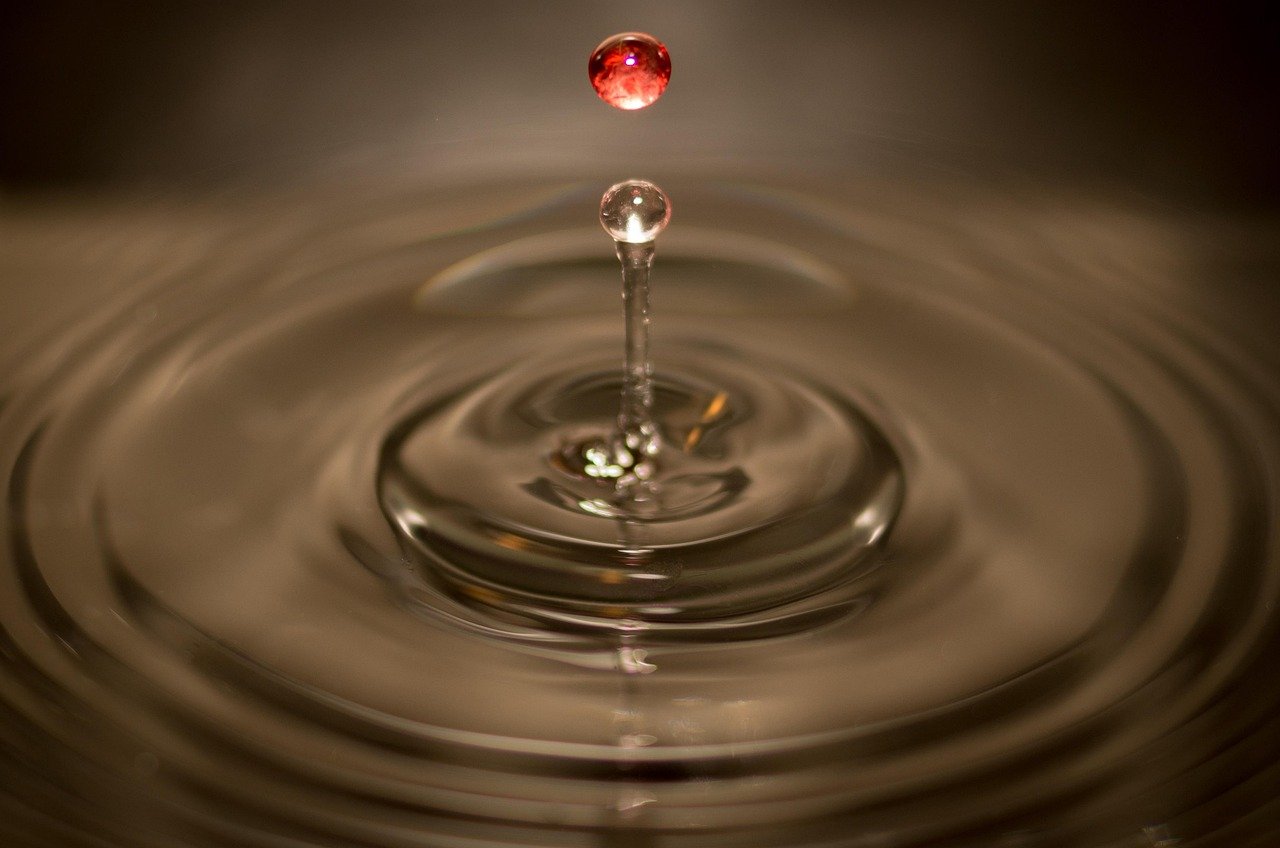 Hypnose — goutte d’eau et ondes concentriques Goutte d’eau créant des ondes concentriques, image de l’état de conscience modifié en hypnose