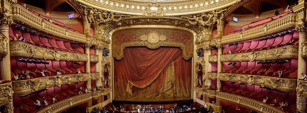 Salle de théâtre à l’italienne avec scène et rideau rouge, illustration du théâtre des émotions